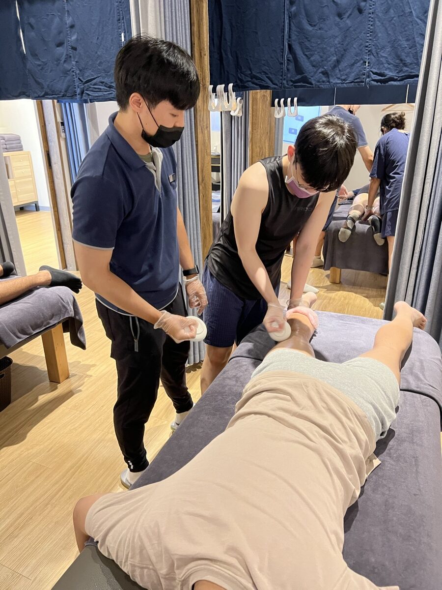 中壢筋膜放鬆現場，師傅結合手技與筋膜刀進行軟組織處理