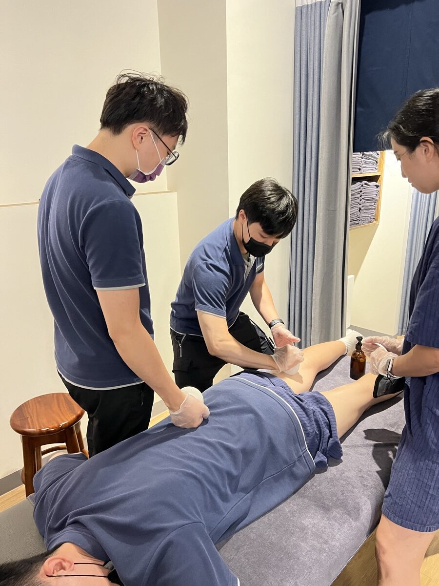 筋膜刀按摩工具特寫，醫療級不鏽鋼材質用於軟組織鬆動