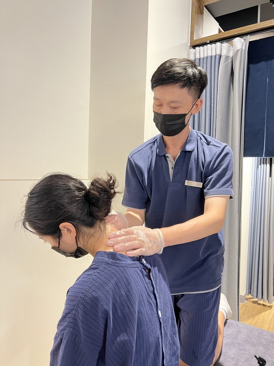 中壢肩頸按摩服務，師傅針對螢幕族頸椎代償進行專業處理
