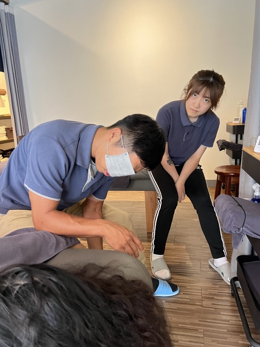 德川家康師傅進行筋膜放鬆手技,針對肩膀沾黏部位深層處理