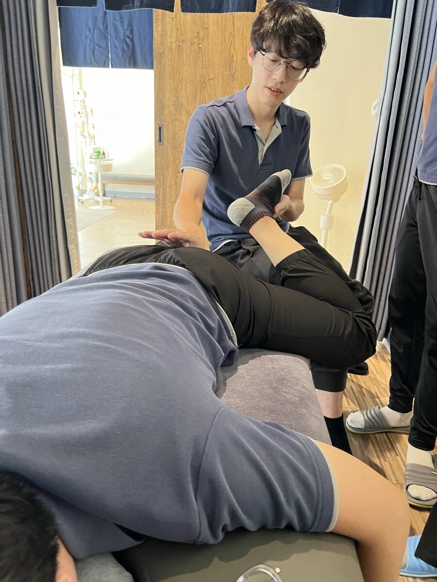 桃園筋膜按摩現場，德川家康師傅以手技進行深層筋膜釋放